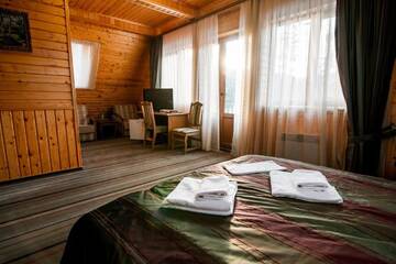Фото номера Улучшенный двухместный номер с 1 кроватью Отель Karpatska Vezha г. Мигово 4